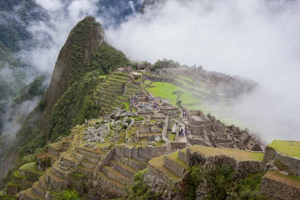 Una Vista Increíble Pueblo Una Montaña Brumosa — Foto de Stock