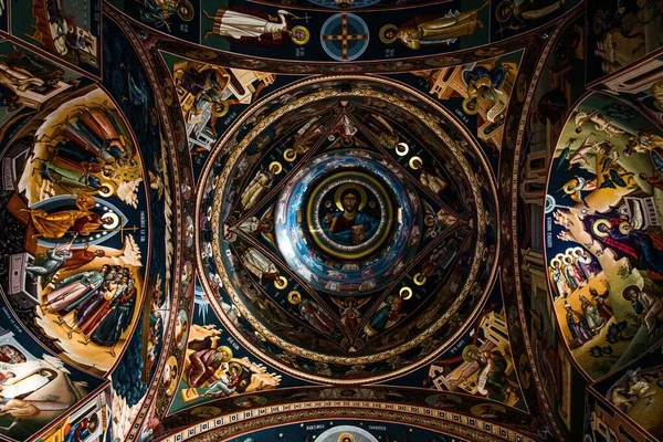 Tiro de ângulo baixo de um teto de templo com arte de parede de carateres religiosos — Fotografia de Stock