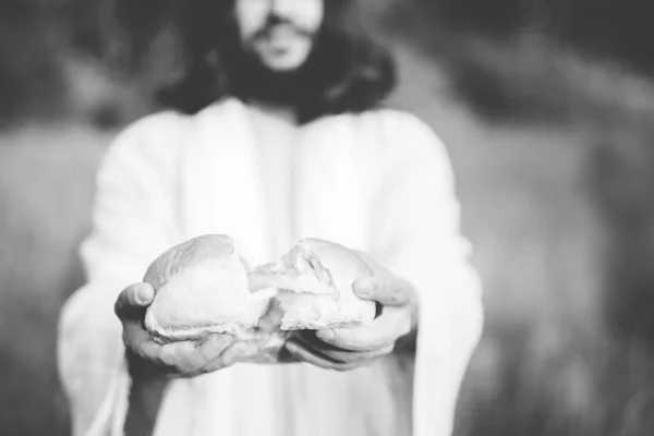 Біблійна сцена - Ісус Христос розділяє хліб з розмитим фоном у чорно-білому. — стокове фото