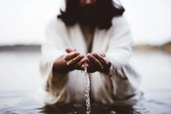 Одяг Ісуса Христа, що тримає воду на долонях. — стокове фото