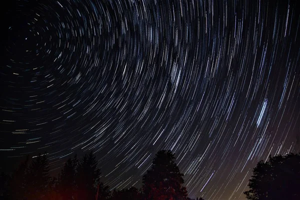 Hermosa toma del cielo nocturno con impresionantes estrellas giratorias — Foto de Stock