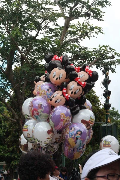 Vertikale Aufnahme von Ballons in Hongkongs Disneyland — Stockfoto