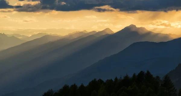 Hermoso Tiro Árboles Con Montañas Distancia Sol Que Brilla Detrás —  Fotos de Stock