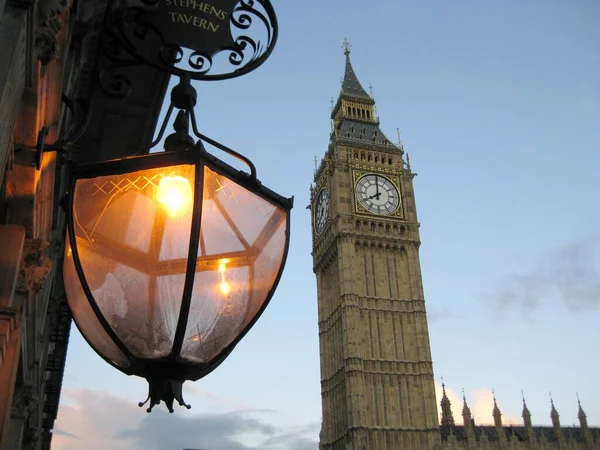 Vue en angle bas du Big Ben et d'un lampadaire à Londres — Photo