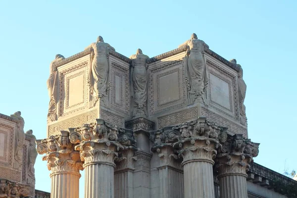 Hermosas estatuas en un antiguo edificio — Foto de Stock