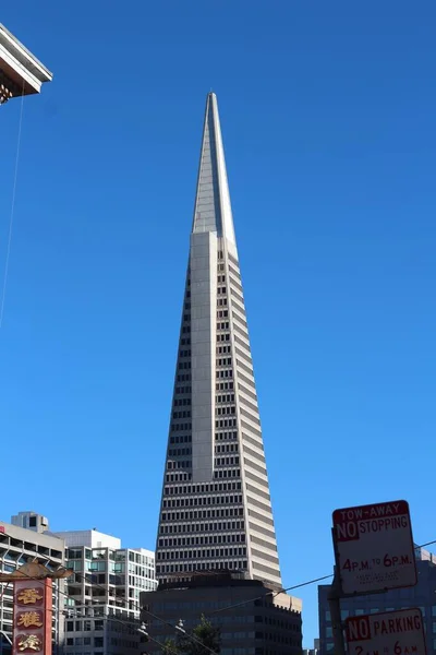 Vertikale Aufnahme eines pyramidenförmigen Gebäudes in San Francisco — Stockfoto