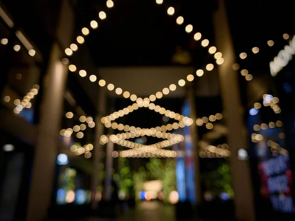 Hermosa toma de luces bokeh dentro de un edificio - ideal para un fondo creativo —  Fotos de Stock