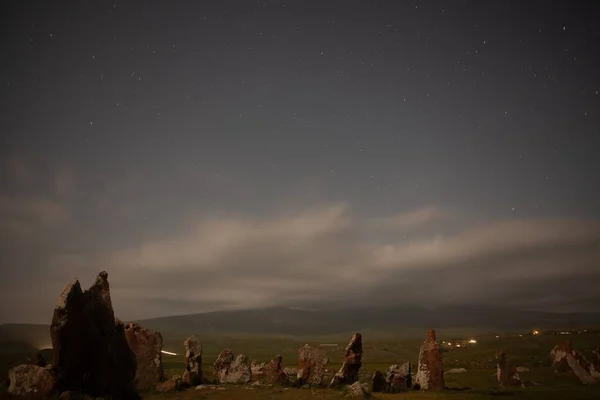 Fantastiskt landskap med stenen under himlen — Stockfoto