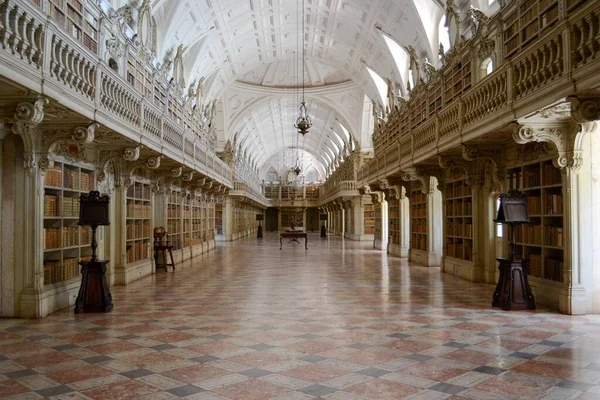 Bela foto do histórico Palácio de Mafra a partir do interior em Mafra, Portugal — Fotografia de Stock