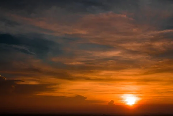 Coucher de soleil incroyable dans un ciel nuageux — Photo