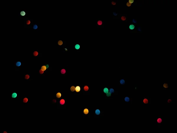 Krásný záběr různých barev bokeh světla ve tmě - skvělé pro tapety — Stock fotografie