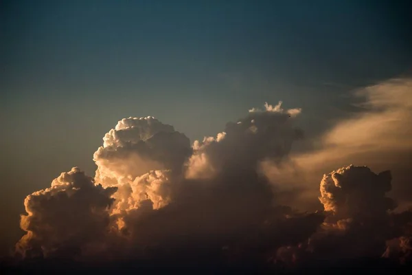 Impresionante toma de nubes que se reúnen en el cielo — Foto de Stock