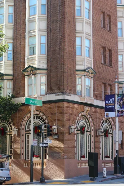 Vertikale Aufnahme eines Gebäudes an einer Ecke — Stockfoto