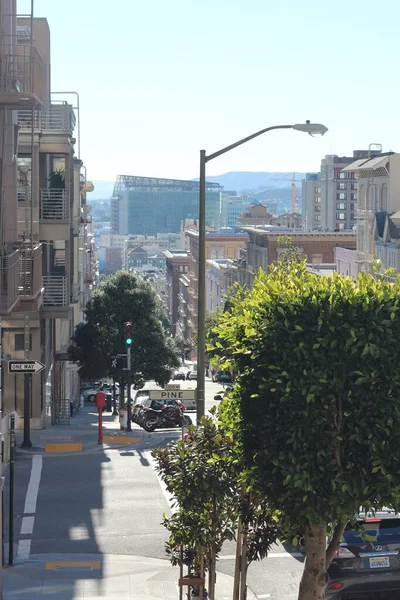 旧金山街道和建筑物的垂直拍摄 — 图库照片