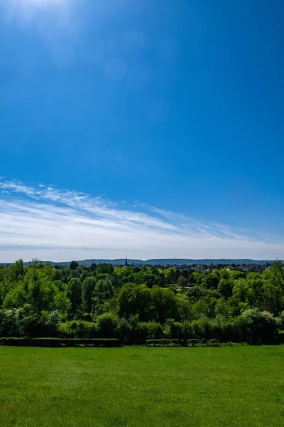 Eine Schöne Landschaft Eines Dorfes Mit Vielen Dicken Grünen Bäumen — Stockfoto