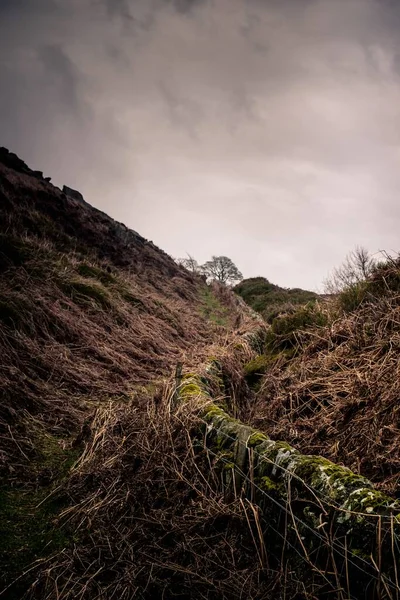 Eine Vertikale Aufnahme Eines Felszaunes Zwischen Braunen Hügeln Mit Einem — Stockfoto