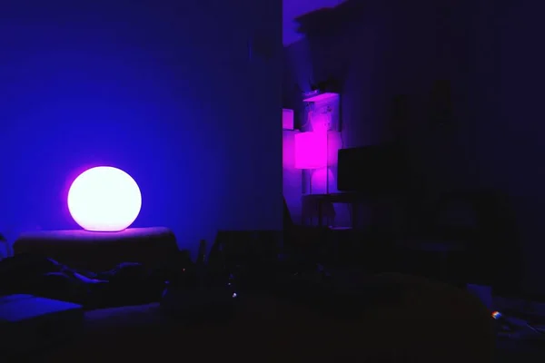Красивая Современная Ночная Лампа Похожая Луну Уютной Комнате — стоковое фото