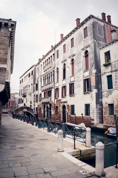 Uma Foto Vertical Baixo Ângulo Antigo Edifício Italiano Lado Canal — Fotografia de Stock