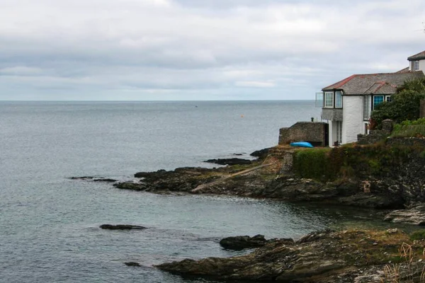 Blick Auf Ein Haus Der Küste Mit Einem Schönen Meer — Stockfoto