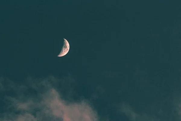 Tiro Ângulo Baixo Lua Acima Das Nuvens Céu Azul — Fotografia de Stock