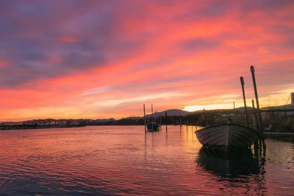 Удивительный Снимок Красочного Восхода Солнца Рыбацкими Лодками — стоковое фото