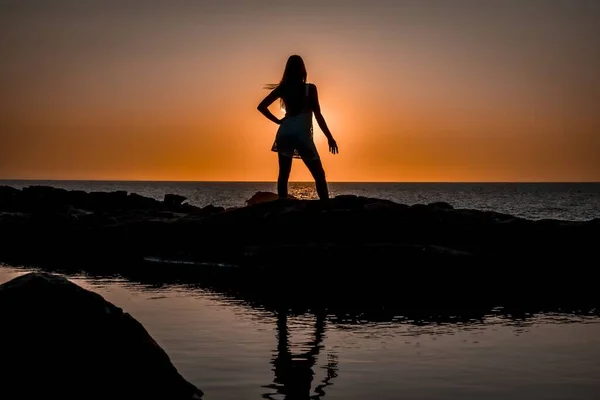 Silhouette Une Belle Jeune Femme Caucasienne Posant Bord Mer Coucher — Photo