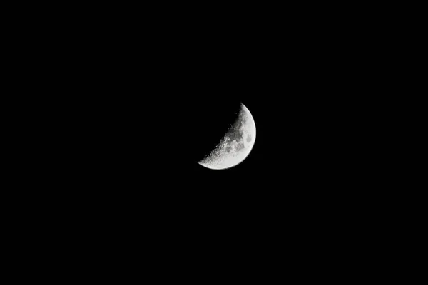 在夜空中捕捉到的令人叹为观止的月亮的低角镜头 — 图库照片