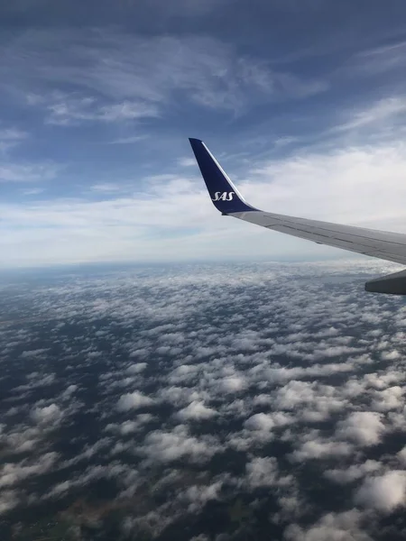 Een Verticaal Schot Van Wolken Onder Vleugel Van Het Vliegtuig — Stockfoto