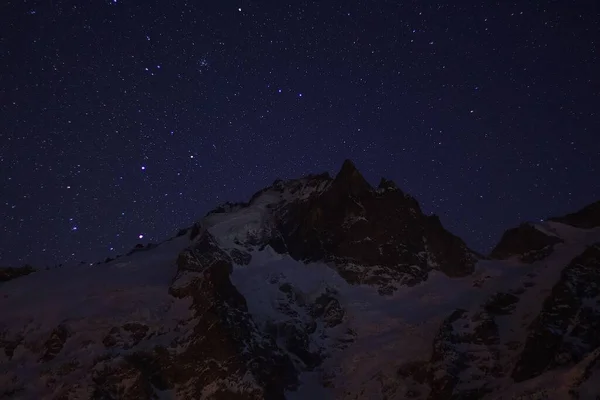 Cielo Oscuro Lleno Estrellas Sobre Las Rocas Nevadas —  Fotos de Stock