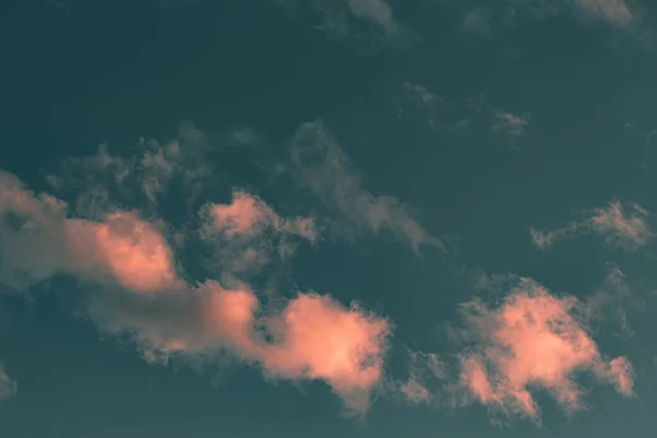 蓝天中华丽的蓬松的云彩拍出一个低角度的照片 — 图库照片