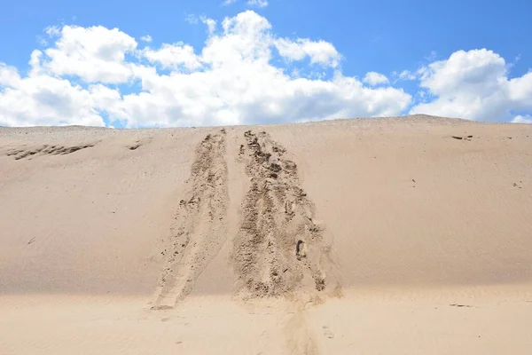 Vestígios Nas Colinas Areia Com Céu Nublado Fundo — Fotografia de Stock