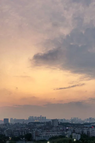 日落时在橙色 紫色的天空下鸟瞰城市风景 — 图库照片