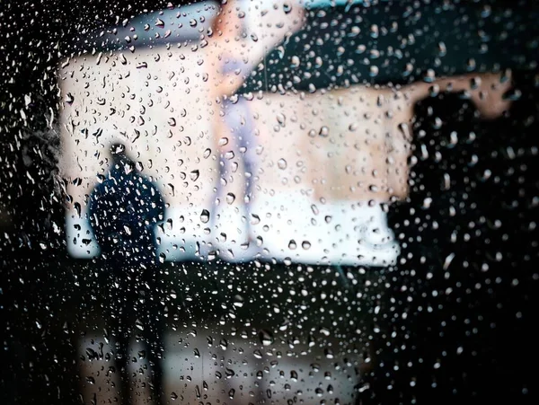 Primer Plano Gotas Lluvia Una Ventana Vidrio Con Una Silueta —  Fotos de Stock