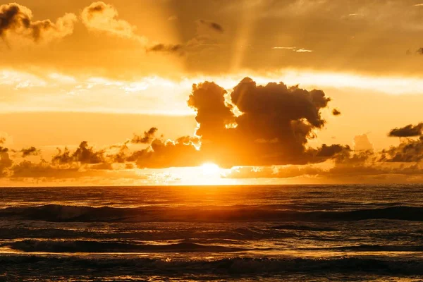 Cenário Deslumbrante Pôr Sol Com Céu Dourado Sobre Oceano — Fotografia de Stock