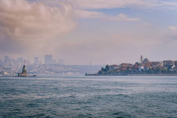 Vista Fascinante Torre Maiden Com Edifícios Fundo Istambul Turquia — Fotografia de Stock
