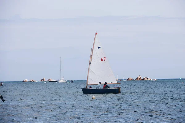 Mensen Zitten Zeilboot Zee — Stockfoto