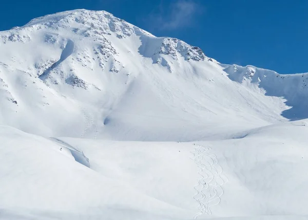 Una Hermosa Imagen Ladera Nieve Contra Una Montaña Cautivadora Bajo —  Fotos de Stock