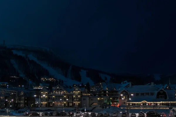 Kış Akşamları Arka Planda Tepeler Olan Binaların Büyüleyici Manzarası — Stok fotoğraf
