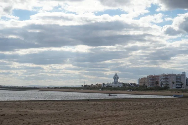 Una Vista Mar Con Una Playa Arena Paisaje Urbano Fondo — Foto de Stock