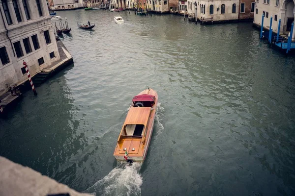 Tiro Ângulo Alto Barco Vela Grande Canal Veneza Itália — Fotografia de Stock