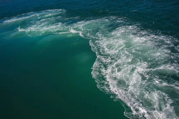 Colpo Aereo Onda Mare Con Acqua Turchese Pura Durante Giorno — Foto Stock