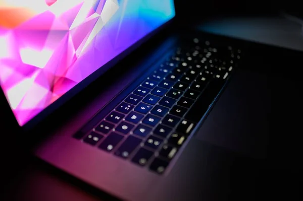 Sala Programmazione Con Luci Led Come Discoteca Potentissimo Laptop Programmazione — Foto Stock