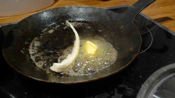 熱い鍋にバターの部分の高い角度のショット — ストック写真