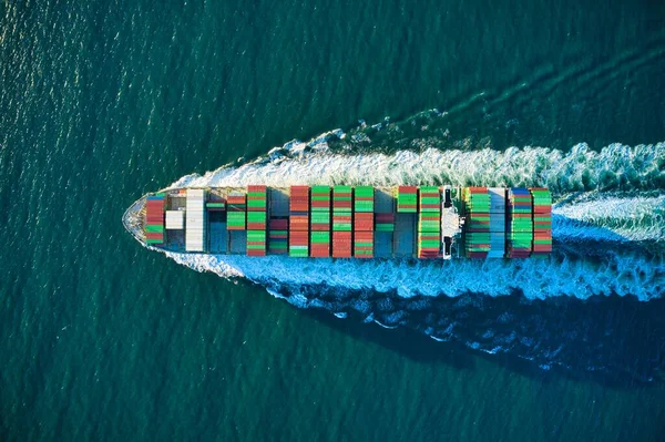 Vue Aérienne Navire Industriel Naviguant Dans Océan Turquoise — Photo