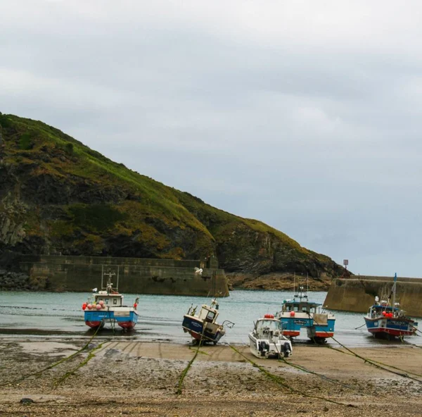 View Boats Sandy Seashore Mountain Cloudy Sky Background — Stock Photo, Image