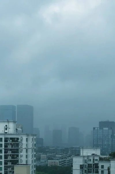 Una Mattina Nebbiosa Una Città — Foto Stock