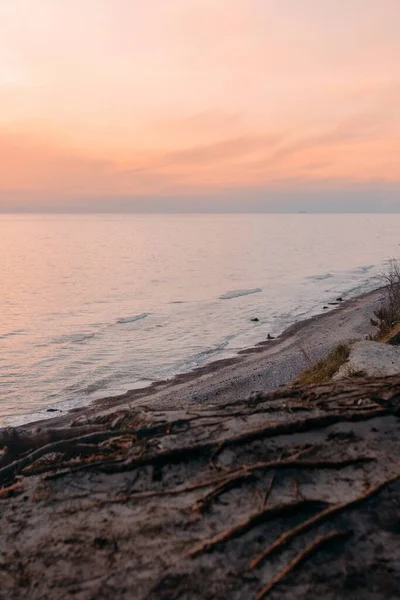 Güneşin Batışı Sırasında Plajla Çevrili Denizin Dikey Görüntüsü — Stok fotoğraf