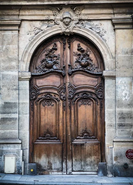 Tiro Vertical Uma Porta Antiga Sob Luz Sol Paris França — Fotografia de Stock