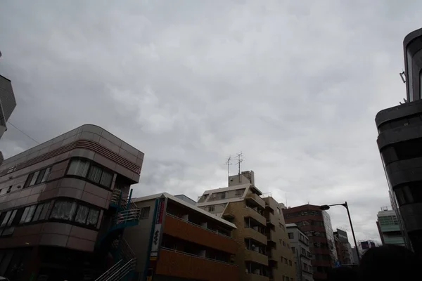 雲の空の下のいくつかの建物の低角度ショット — ストック写真