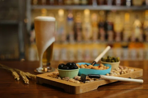 Bicchiere Birra Sul Tavolo Del Bar Con Diversi Tipi Olive — Foto Stock